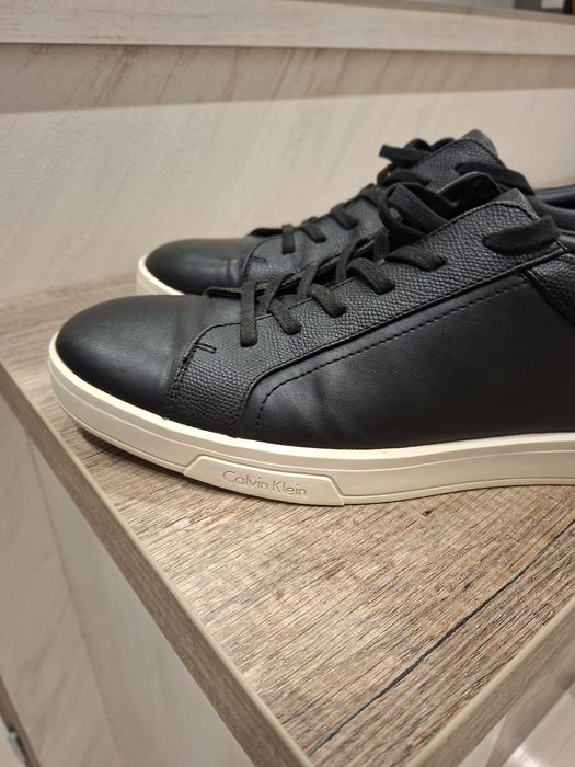 Продавам кецове  Calvin Klein