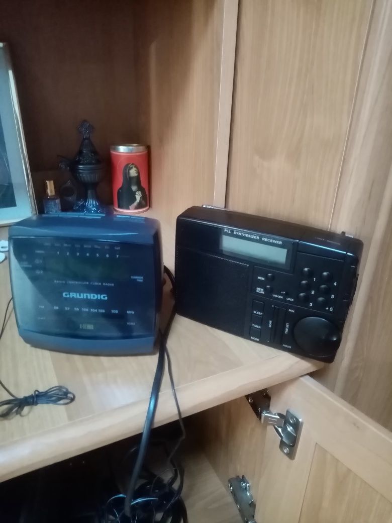 Vind radio cu ceas grunding și digital