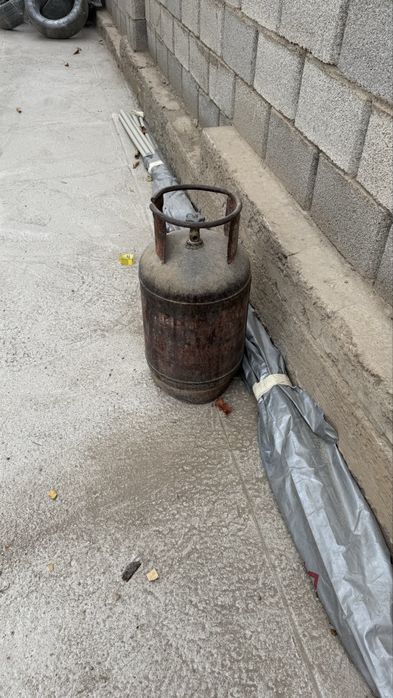 Баллон газ.        .