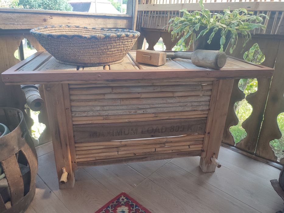 Masă centrală din bamboo și lemn masiv.