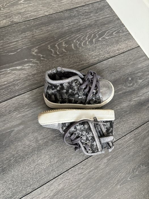 Vând ghete pentru fetițe