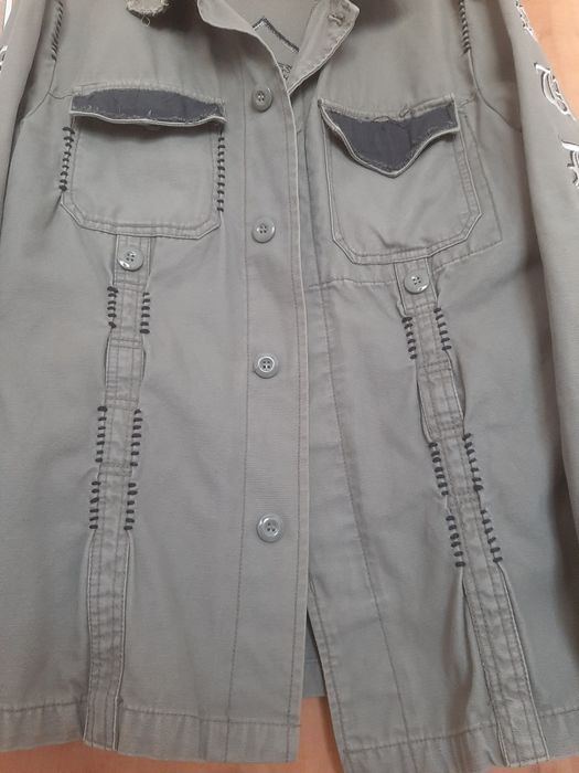 Jacheta cu nasturi și imprimeu Fishbone