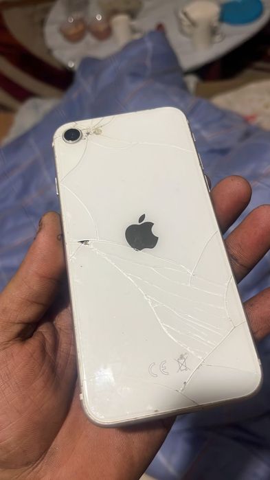 Айфон се 2020 64 гб 75акб