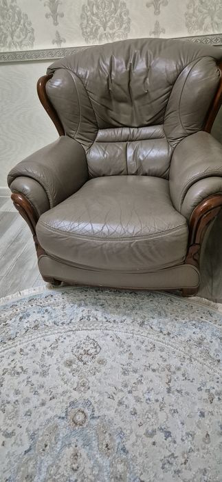 Кресло кожаная продается
