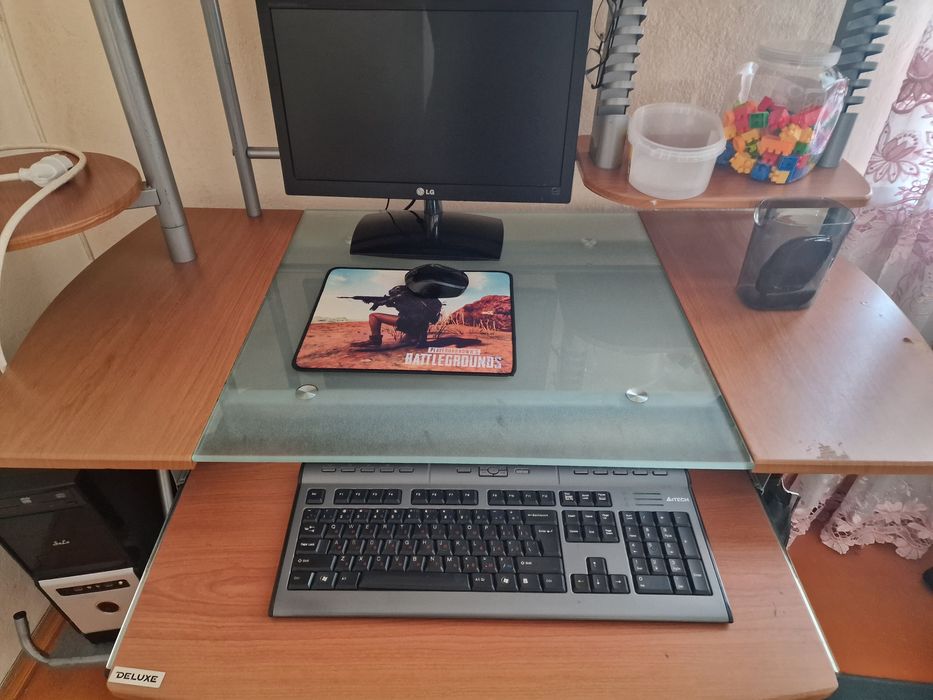 Компьютер со столом и креслом