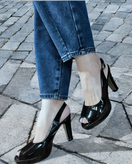 Продаются лакированные босоножки на каблуке