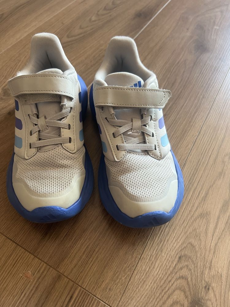 Продавам маратонки adidas
