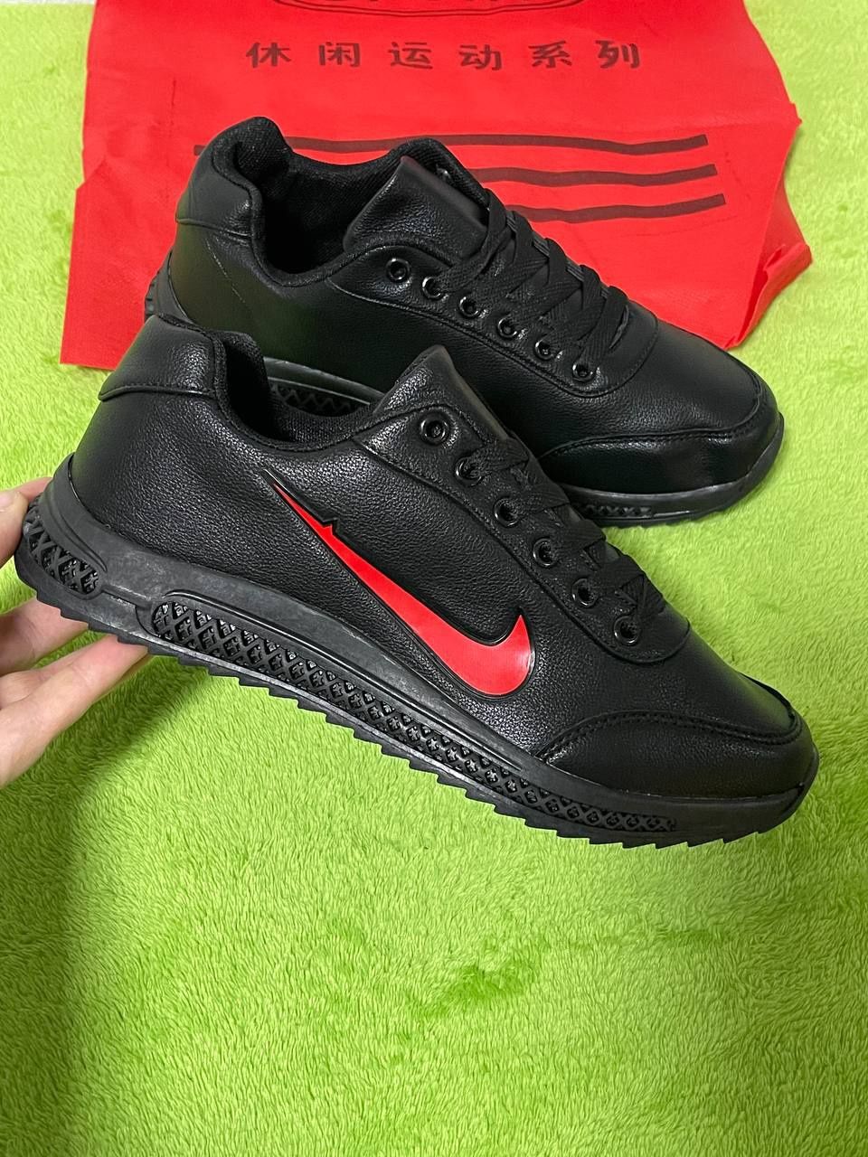 Adidasi nike ,imitație piele 

Negru /rosu 40 41 42 42 43 43 44 45 
Ne