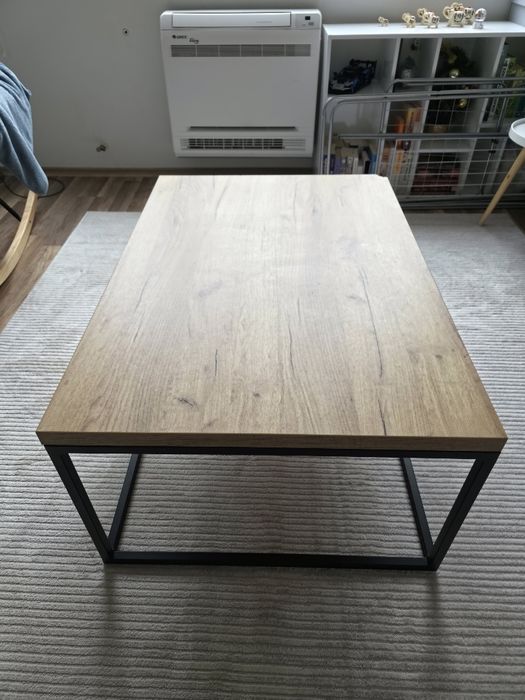 Холна маса от метал и масивно дърво