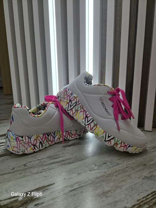 Skechers детски маратонки №32 – цветни сърца, розови връзки