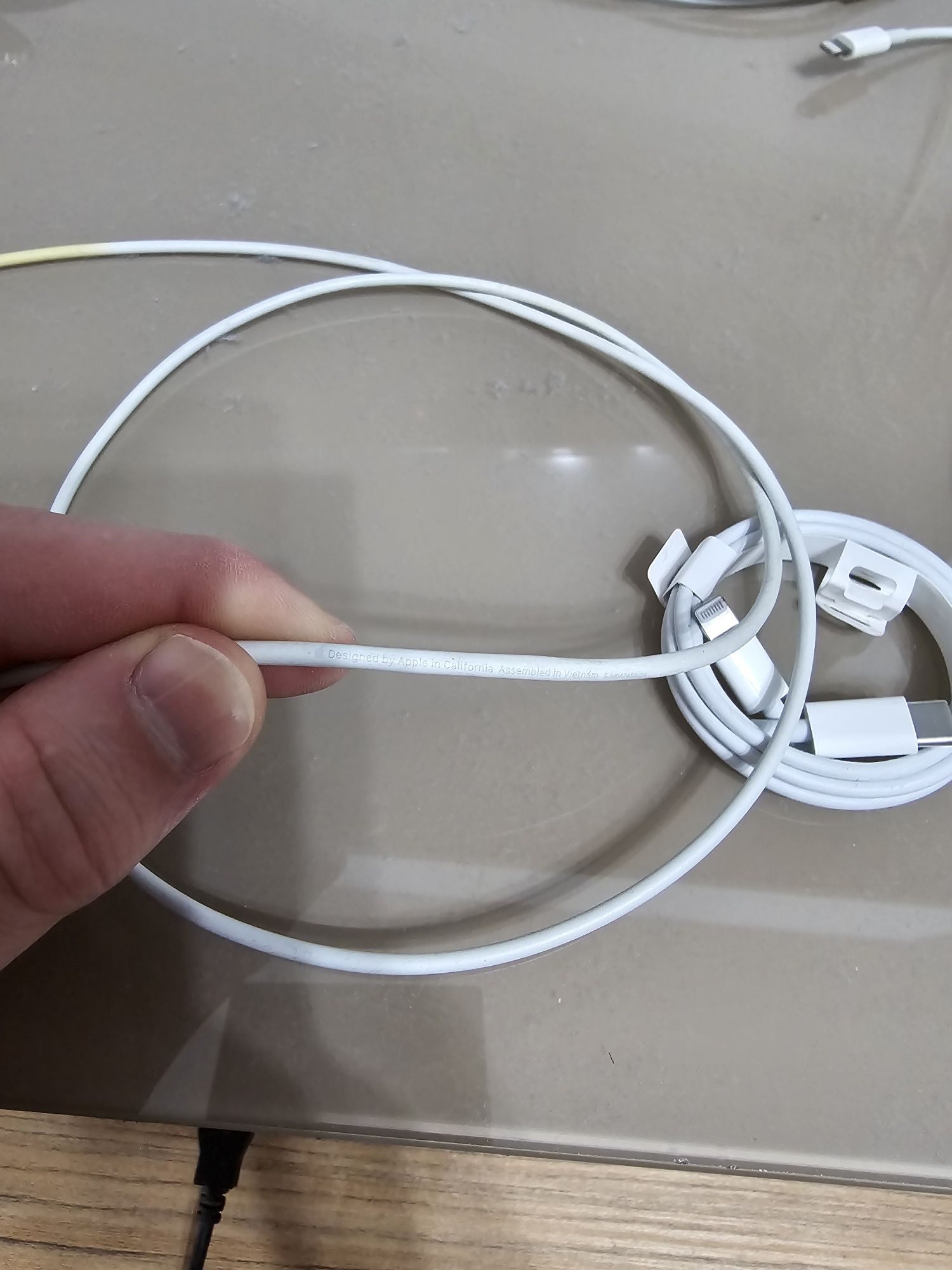 Vand 4 cabluri de date si alimentare lightning originale Apple