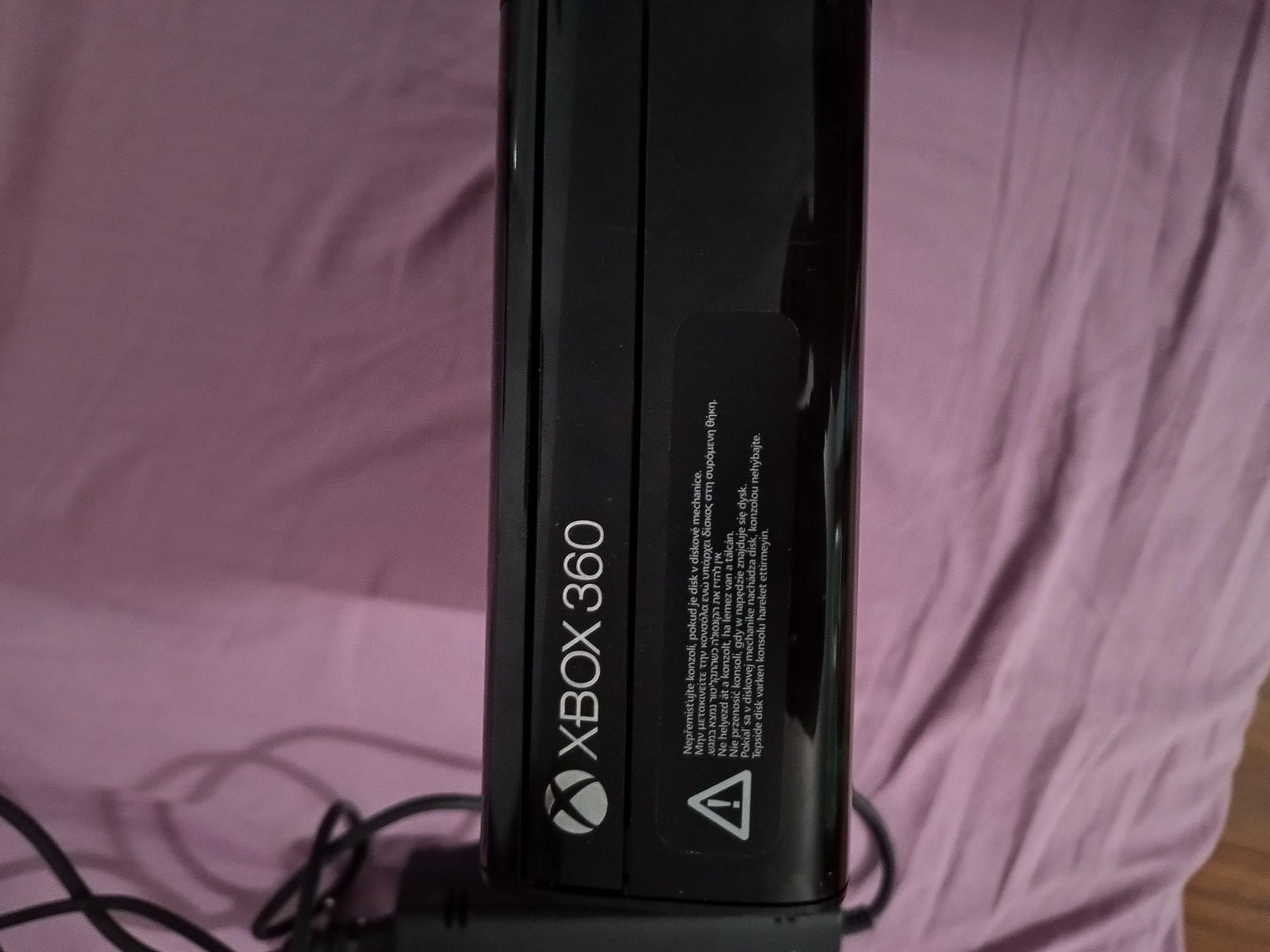 Vând Xbox 360 cu 1 controller