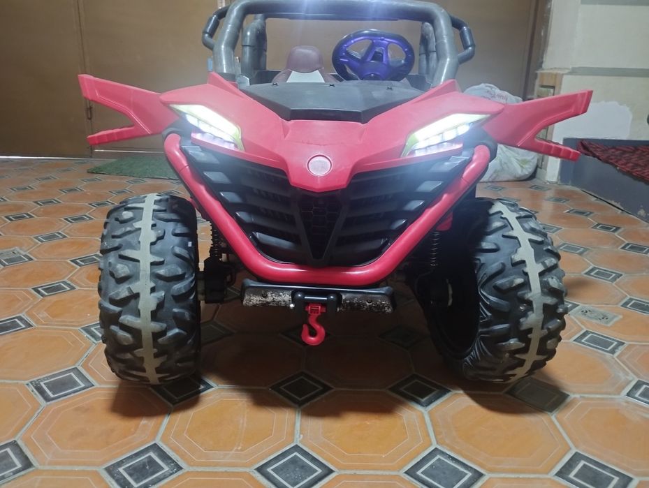 Продаются Детские машина на ходу работает отлично новый аккумулятор