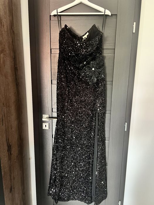 Продавам черна рокля с блестящ ефект за повод