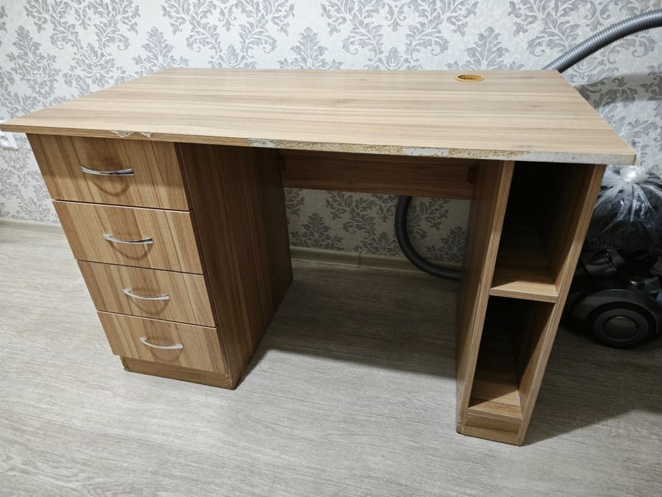 Продам стол компьютерный