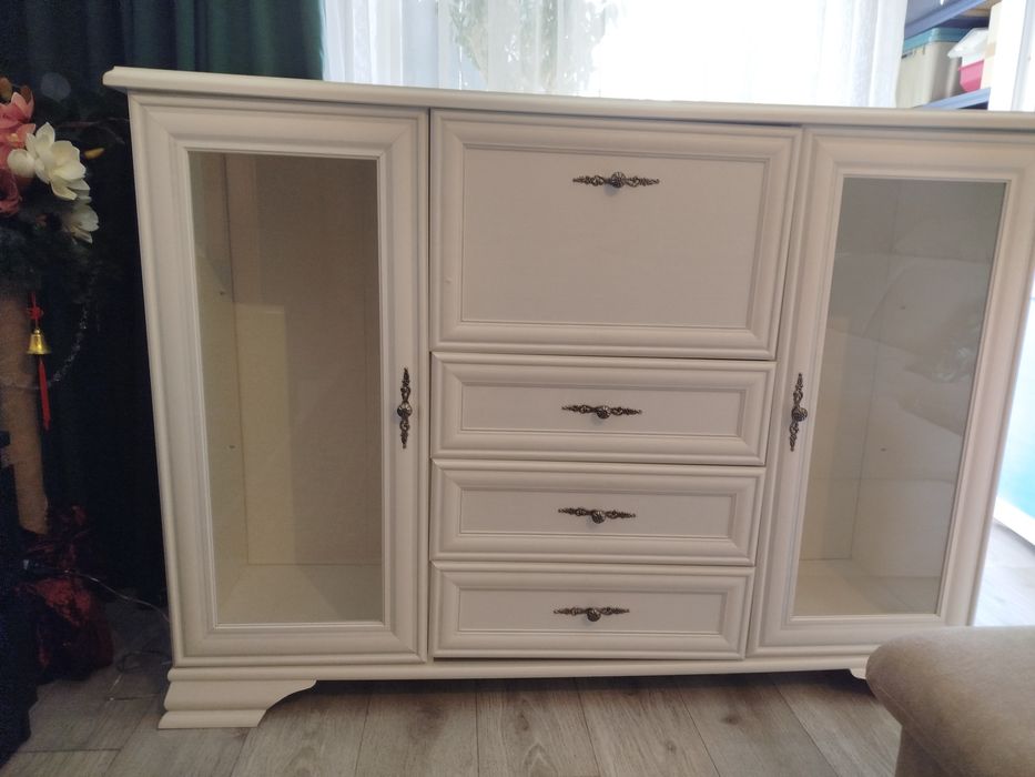 Продам комод - витрина и электро камин с порталом