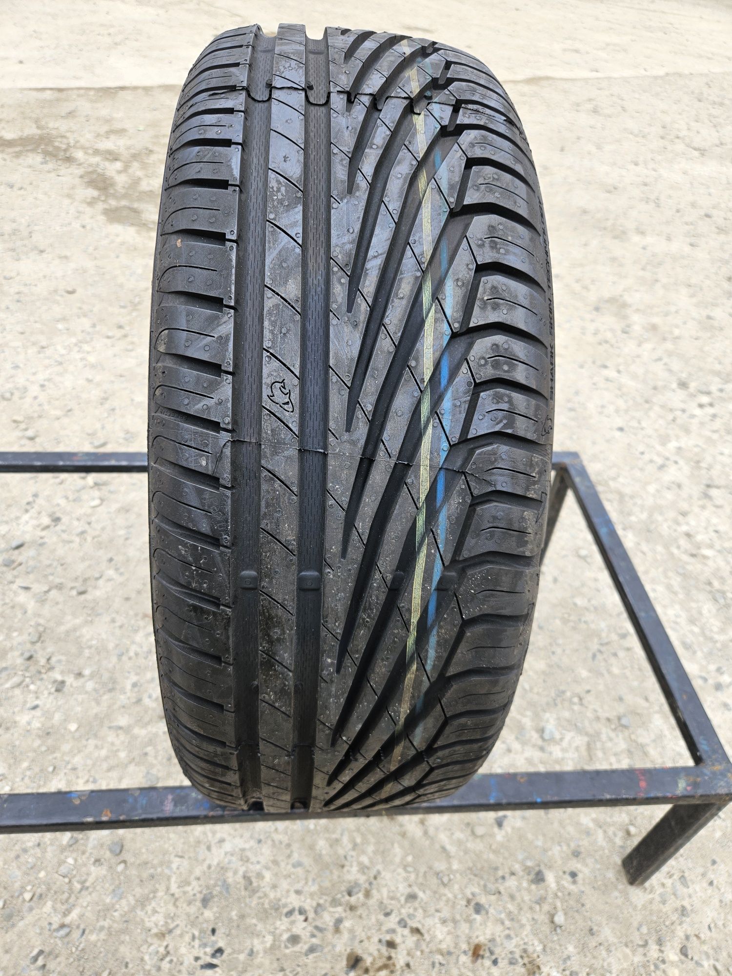 Vând 1 anvelopa Nouă 215/50/17 215/50r17 UNIROYAL