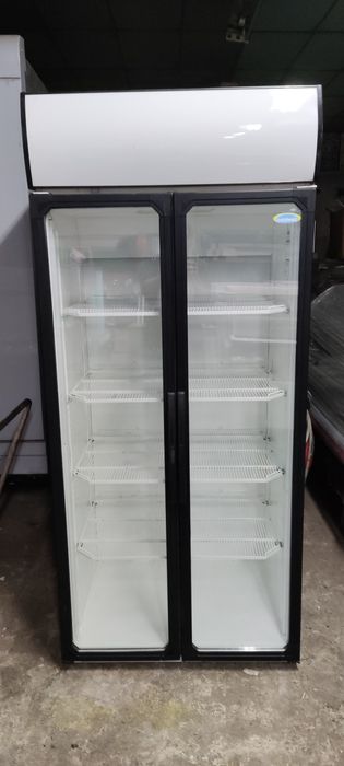 Вертикална хладилна витрина
