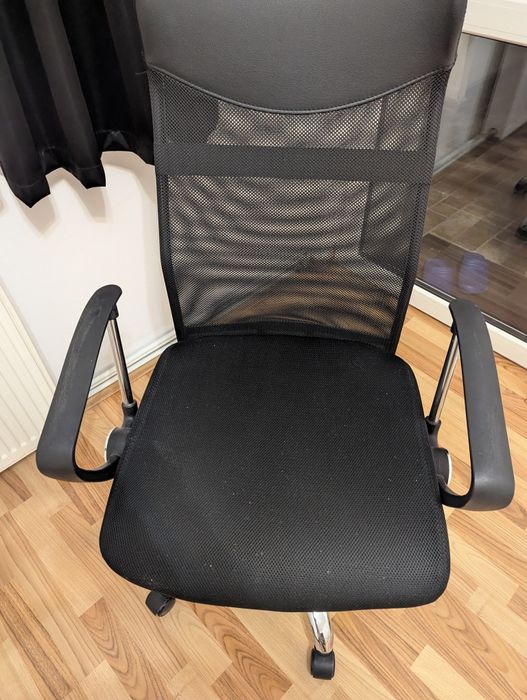 Scaun de birou aproape nou
