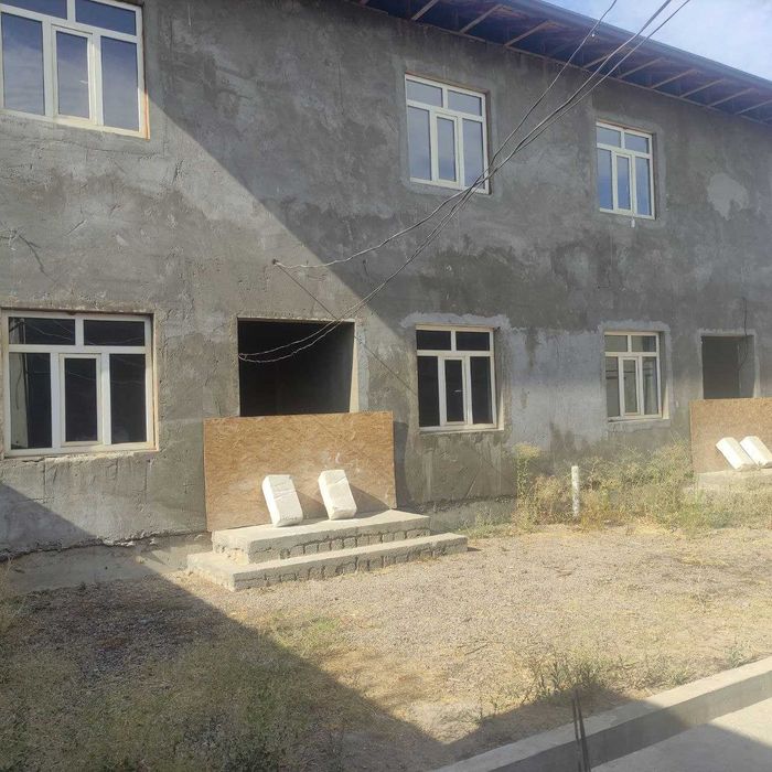 Уй сотилади. Ховли, катедж