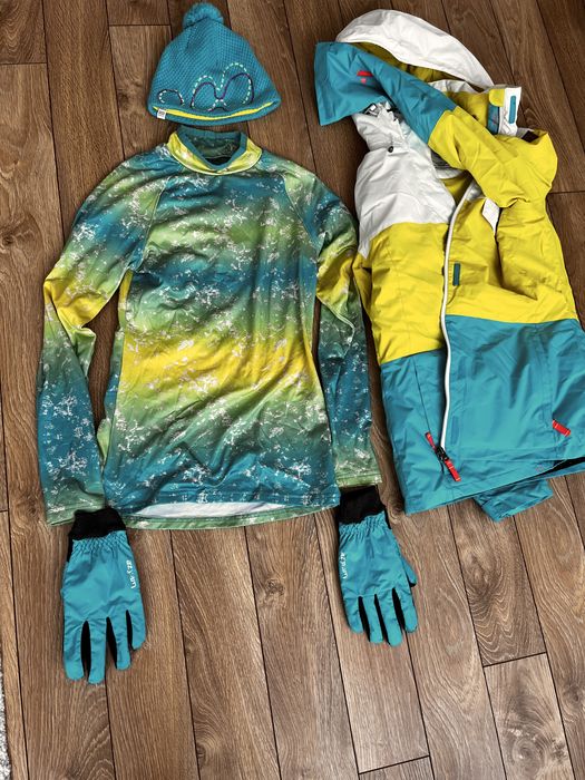 Дамски комплект за ски - яке, панталон, блуза, ръкавици, шапка