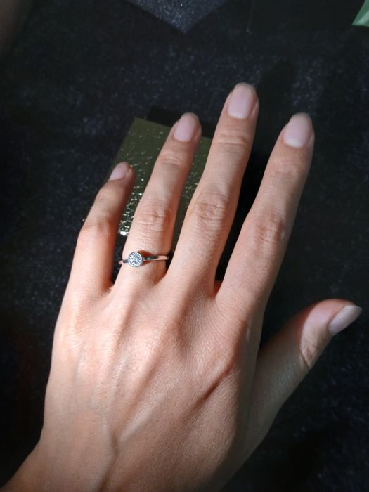 Продам колечко в белом золоте с брилиантом