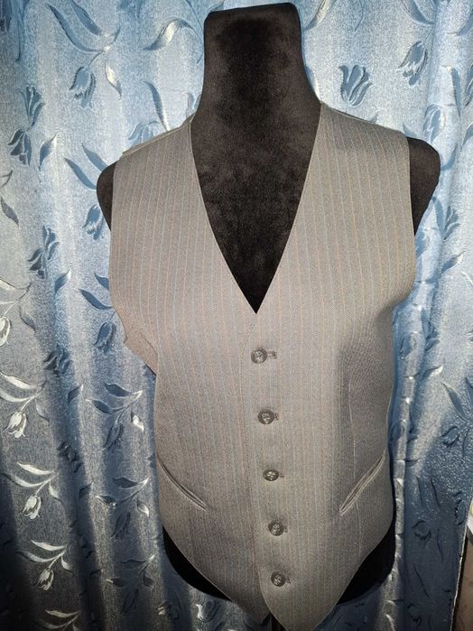 Костюм-тройка мужской из шерсти.