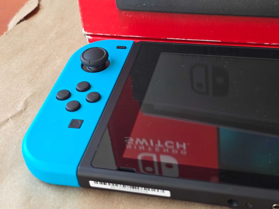 Nintendo Switch + 128гб карта памет + чип и всички аксесоари