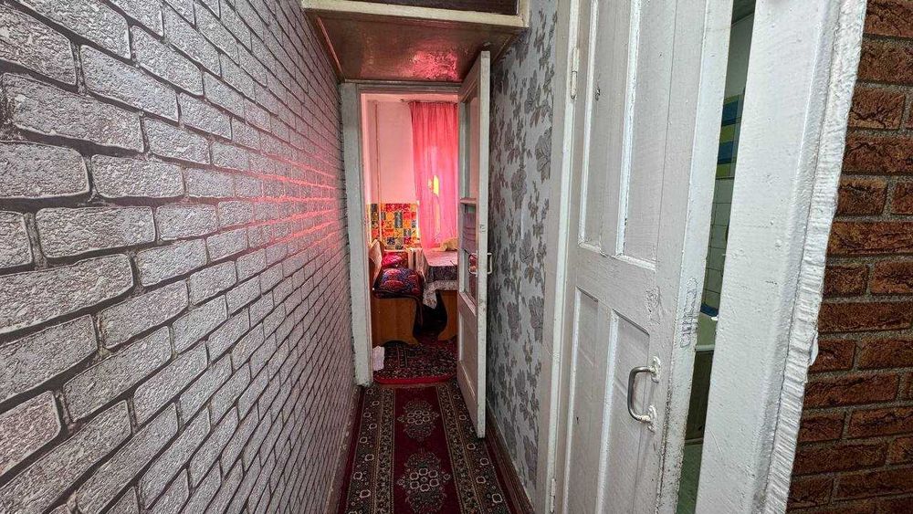 Калениский 13-мактаб 3 қаватда 1 хонали квартира сотилади.ID: 1461