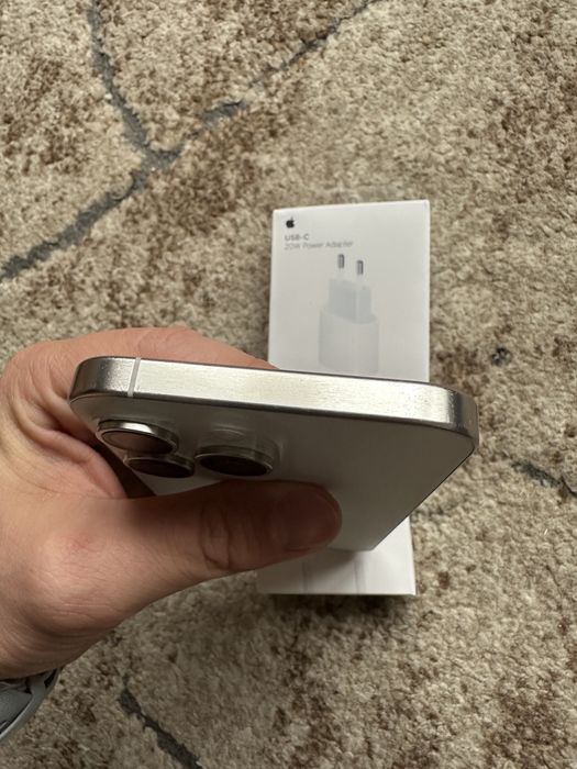 iPhone 15 Pro Max White, perfect functional, cu ecran fisurat