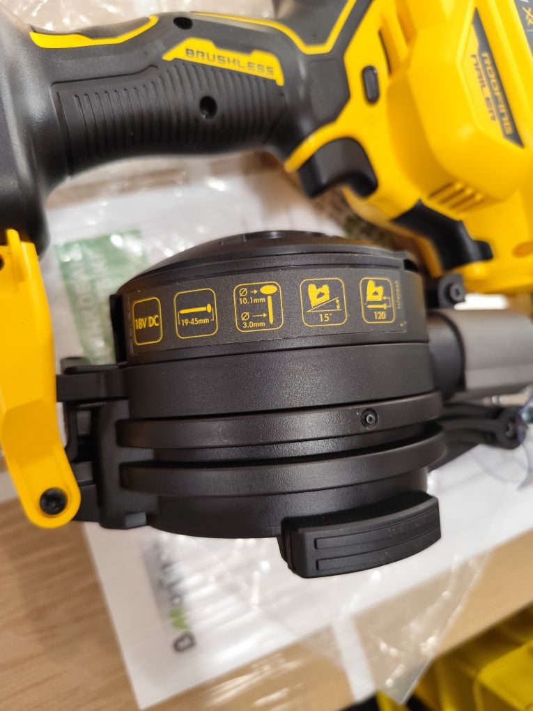 Акумулаторен такер - пистолет за битумни керемиди Девалт DeWALT DCN45R