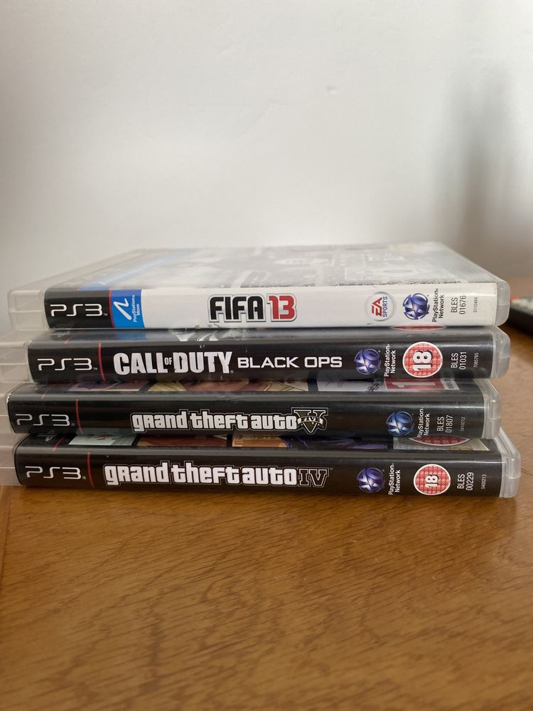 Vând PS3+4 jocuri
