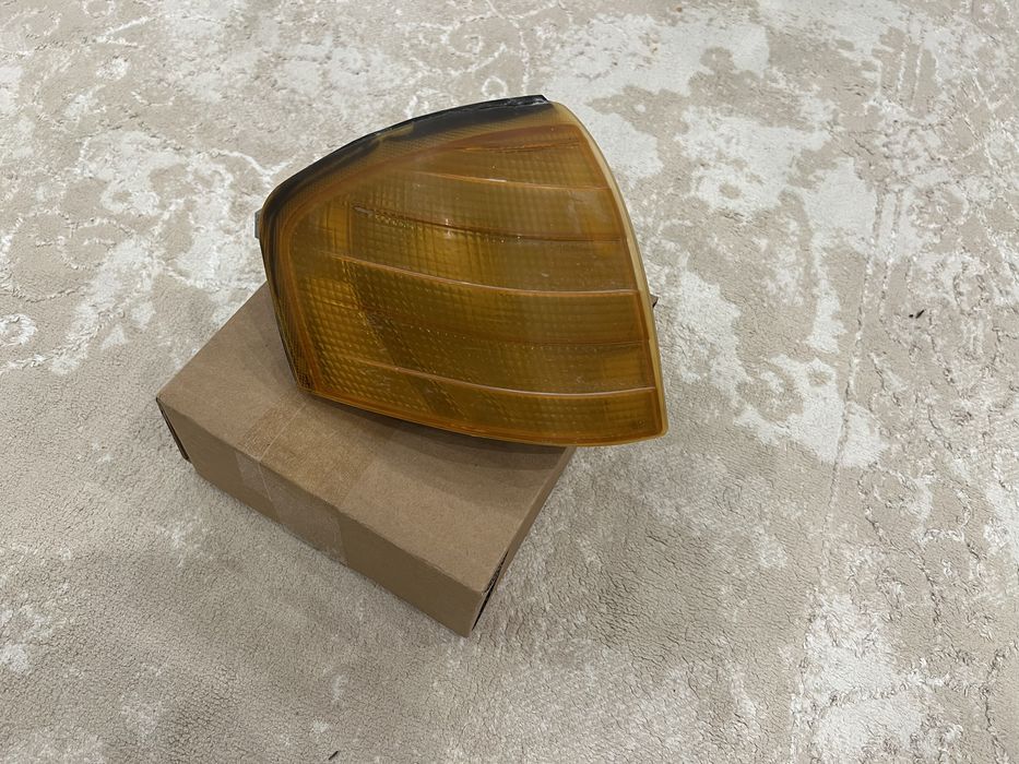 Поворотник передний правый. Мерс 202 кузов