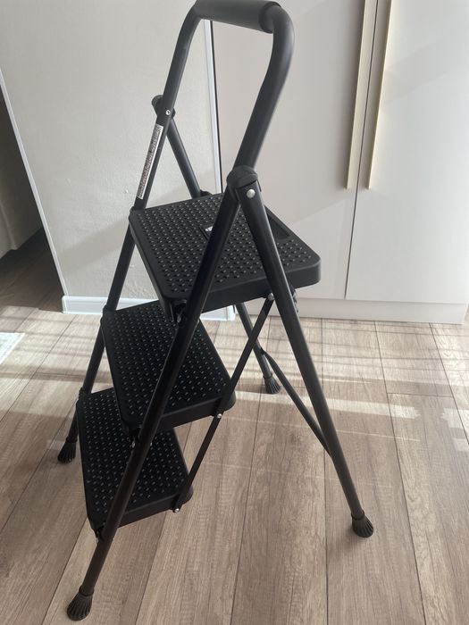 Стремянка устойчивая черного цвета