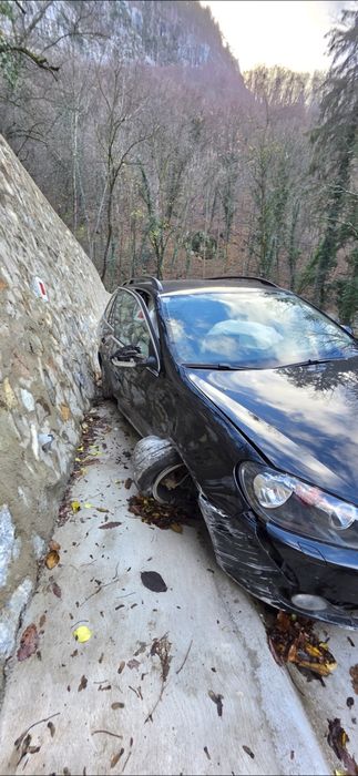 Vând VW Golf VI 2012 break 1.6 TDI 2012(AVARIATĂ)(Piese)(Dezmembrări)