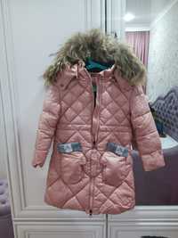 Зимнее пальто -куртка для девочки на 3-4 года .