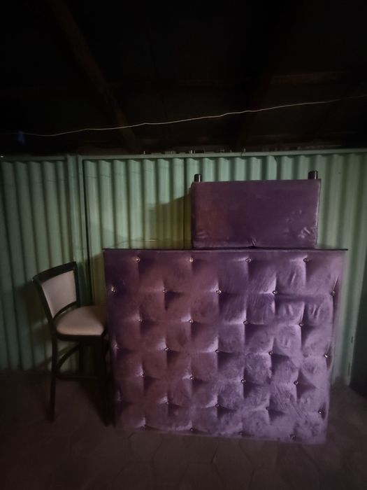 Продаю мягкую декоративную стойку + стул.