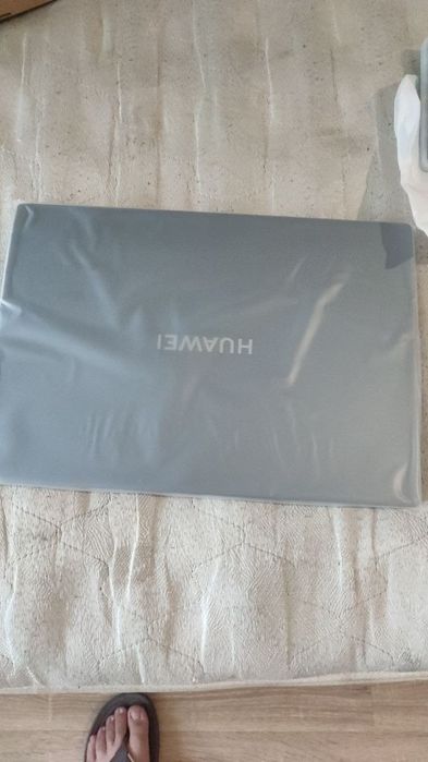 Noutbuk Huawei MateBook D16 hamma qo'shimcha narsalari bor.