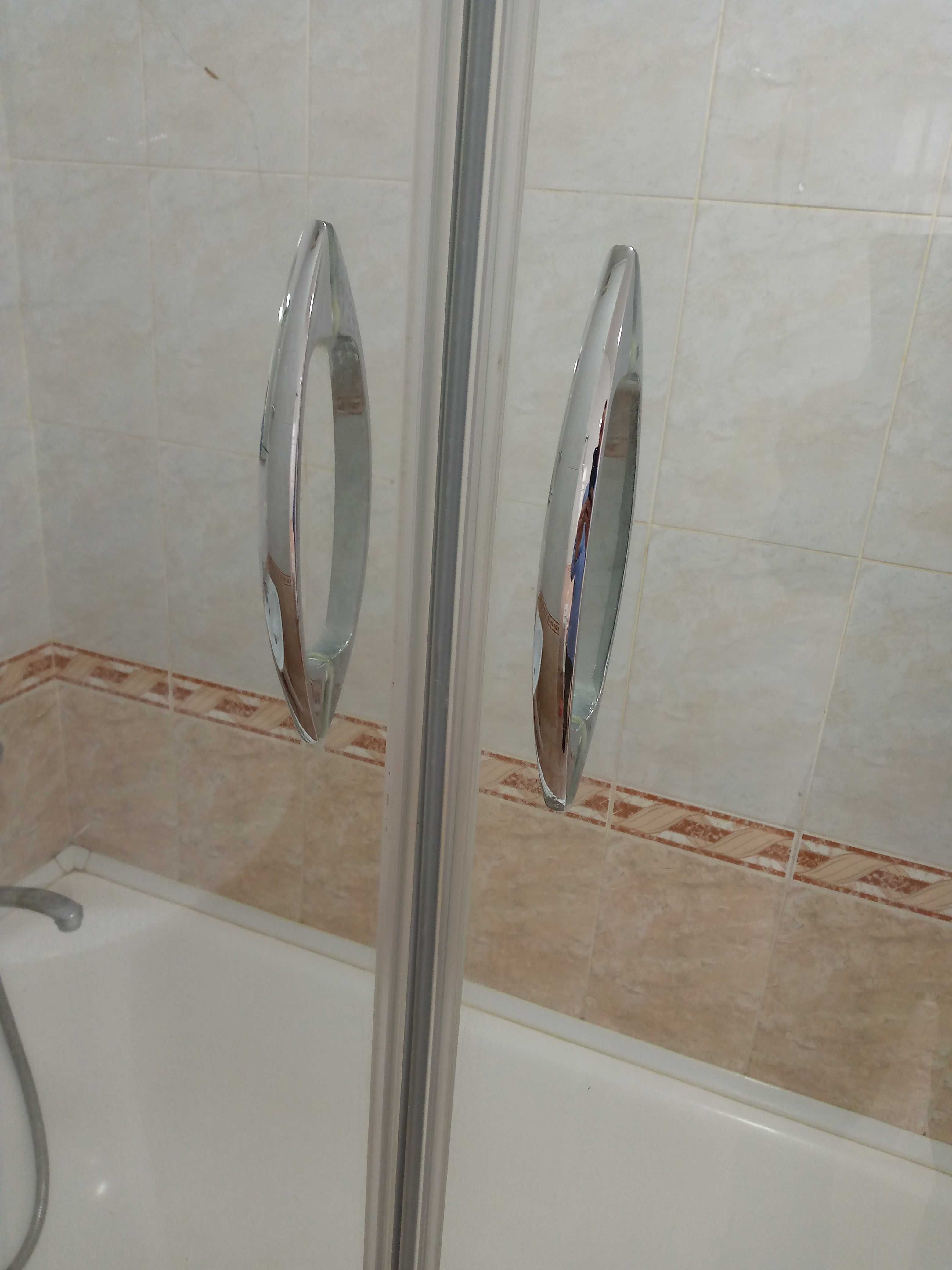 Перегородка для ванны из специального стекла, двери на роликах