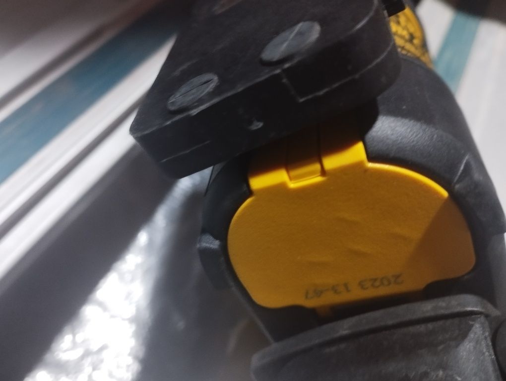 Laser dewalt trepied