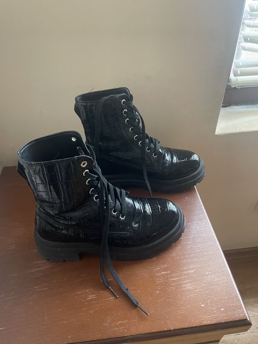 Дамски черни боти лак