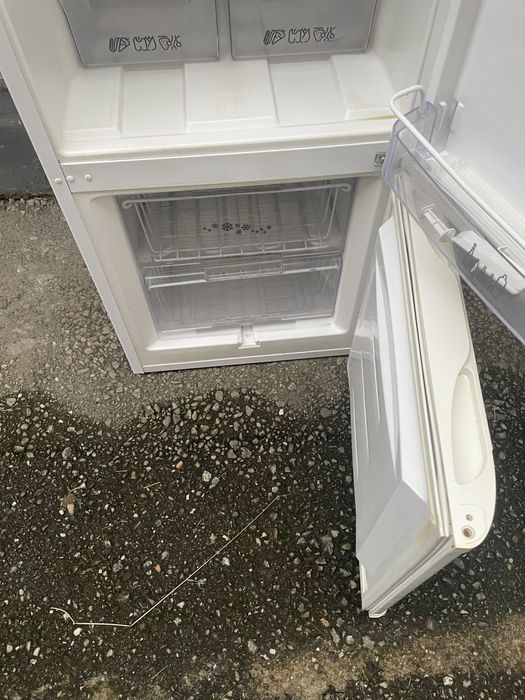 Vând combină frigorifica Zanussi