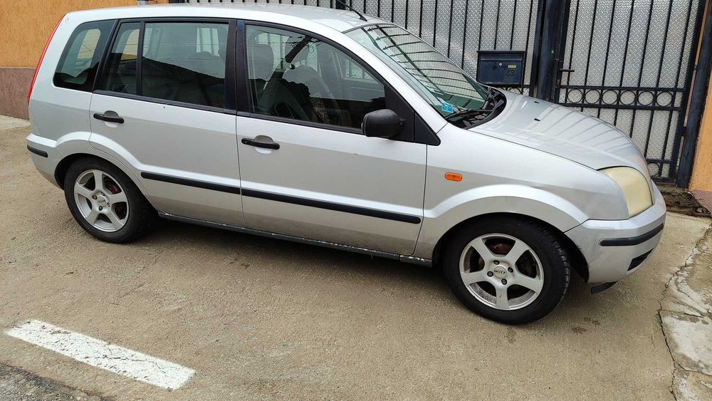 Vând Ford Fusion anul 2004