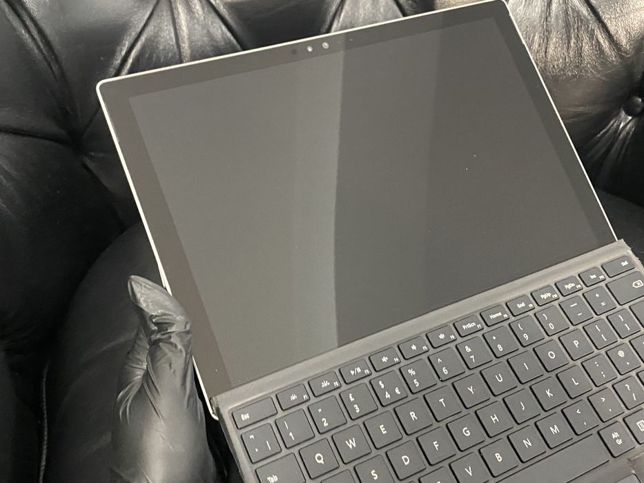 Dekstop-HODKJ7C / Surface Pro 4 / 4 GB RAM / Foarte bun