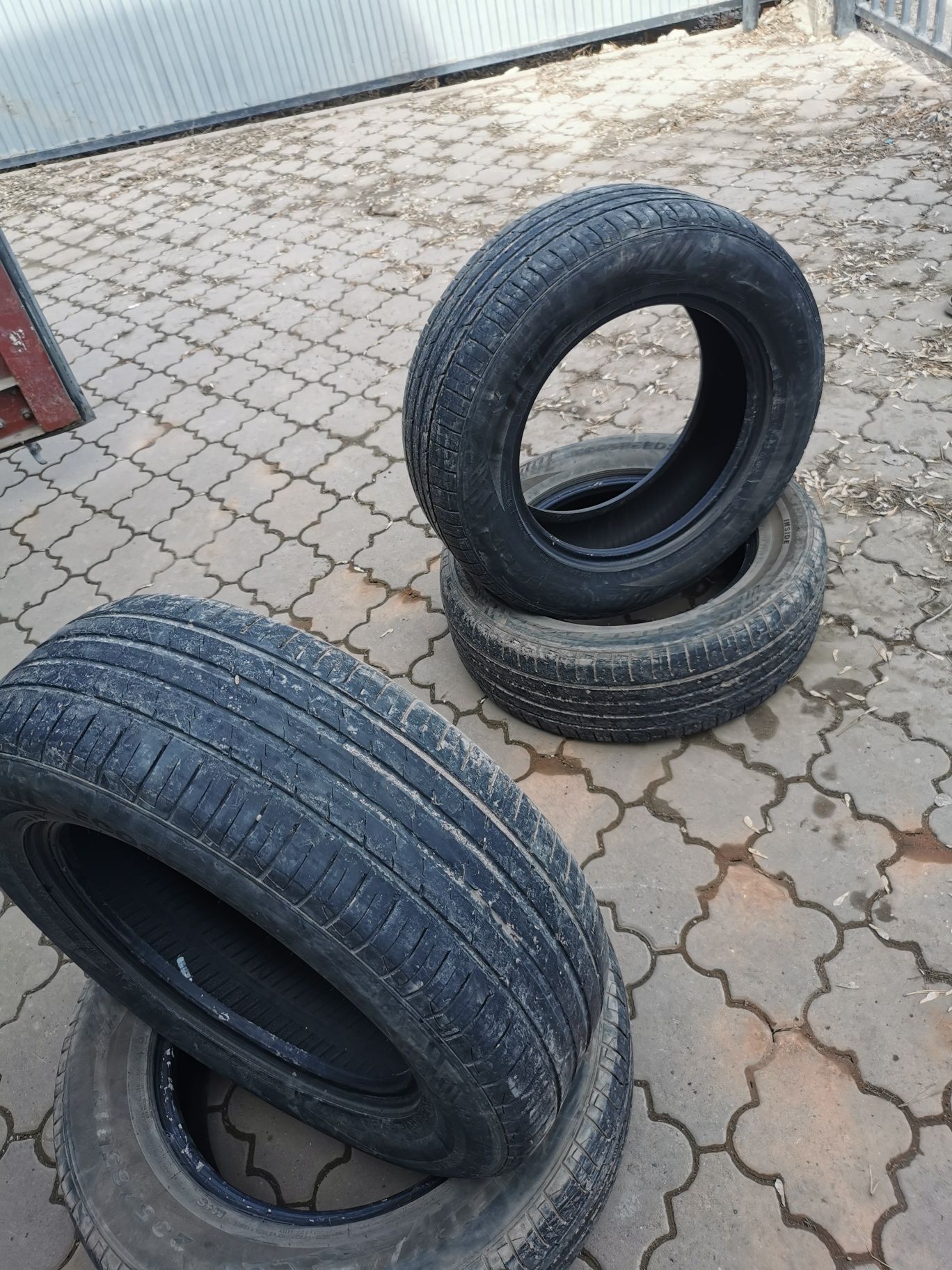 Шины летние б/у 235/65 R17