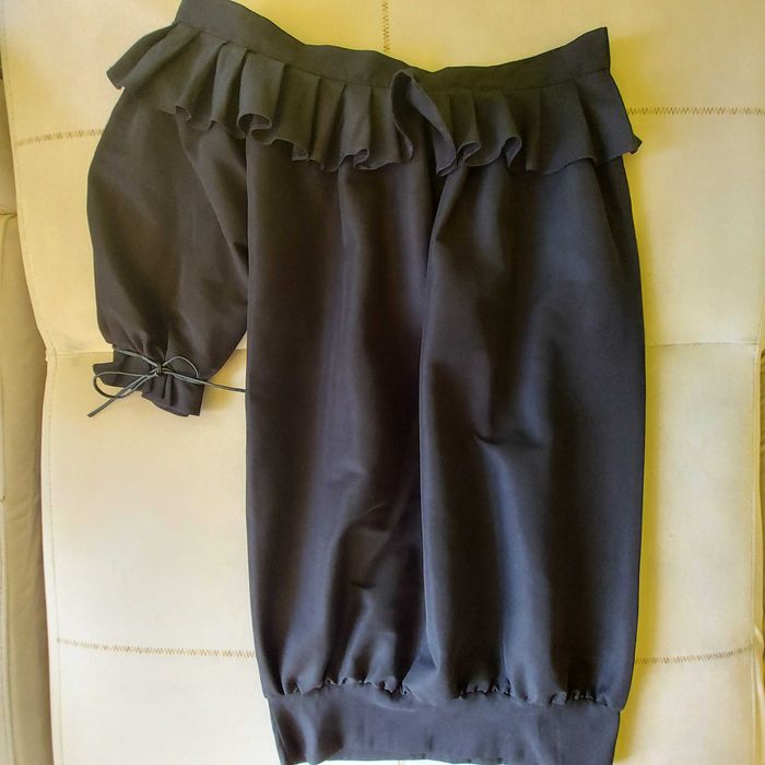 Къса черна рокля