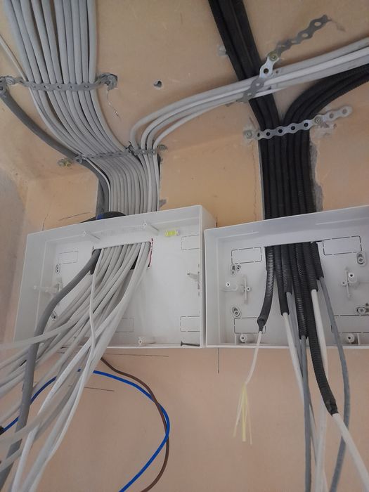 Electrician autorizat execut instalații electrice
