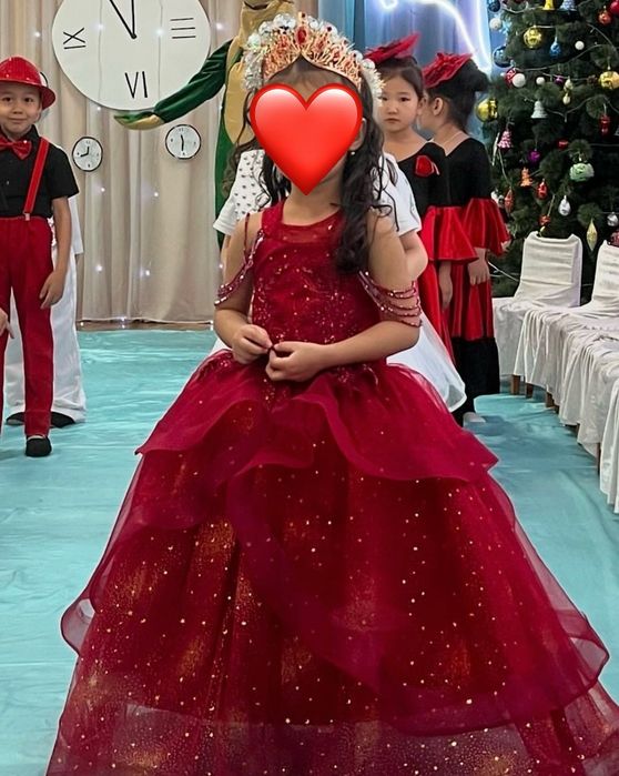 Платье с корной +кольцо девочке почти новаяодевали один раз