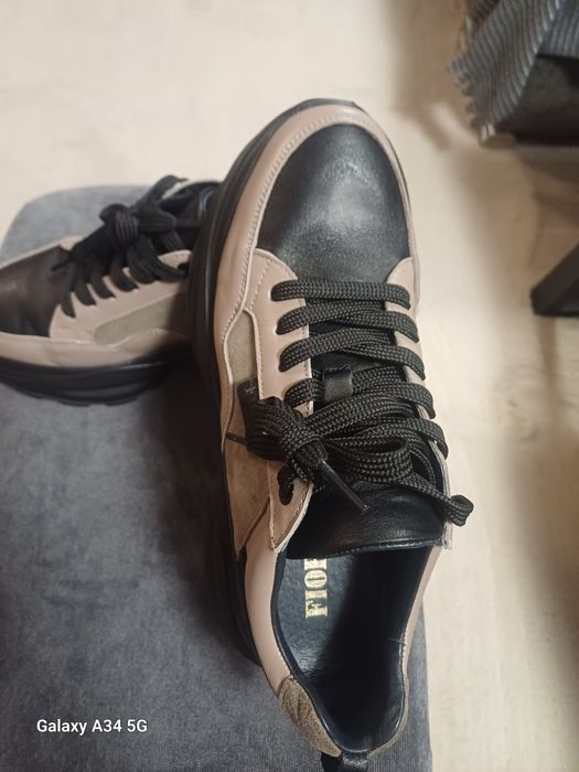 Нови кожени обувки