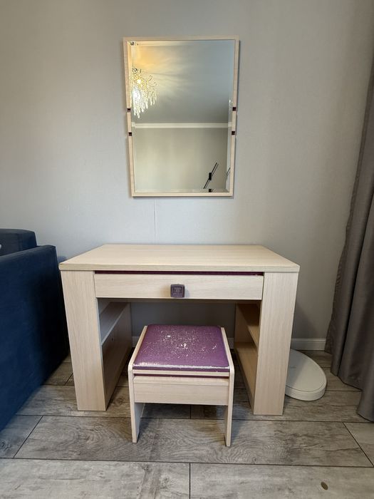 Туалетный столик с зеркалом и пуфиком